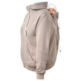 Mamalila Sweat-Tragejacke in beige aus 100% Bio-Baumwolle mit Babytragefunktion und Nackenschutz, gemütlich und leger geschnitten