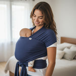 Frau trägt Baby im weichen blauen Bambustragetuch KORNBLUME aus atmungsaktivem Bambusstoff